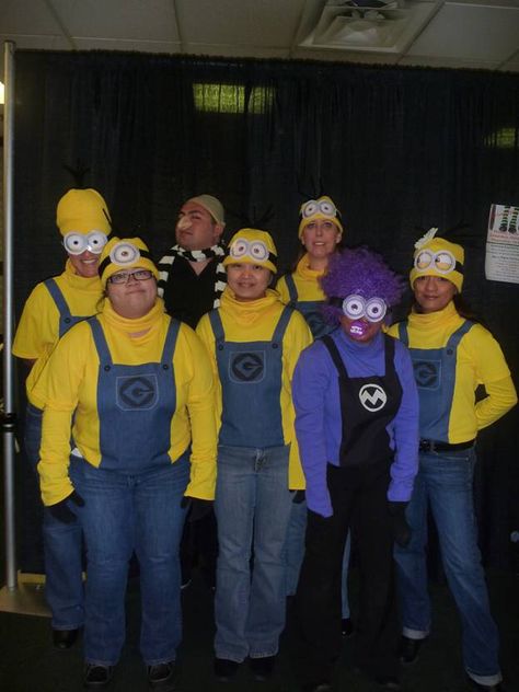 Costumes For Group Of Five, Gru And Minions Group Costume, Group Halloween Costumes Minions, Disney Costumes For Groups, Despicable Me Group Costume, Minions Group Costumes, Minions Costume Group, Minions Halloween Costume Group, 6 Person Costume