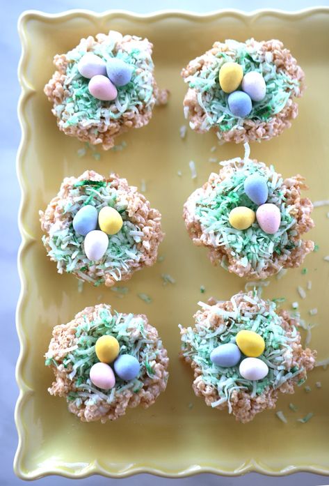 These adorable homemade rice krispy treats are easy to make and fun to eat! Rice Krispie Nests, Easter Birds Nest, Easter Rice Krispie Treats, Easter Fun Food, Bird Nest Craft, Easy Easter Desserts, Easter Nests, Easter Entertaining, Easter Sweets