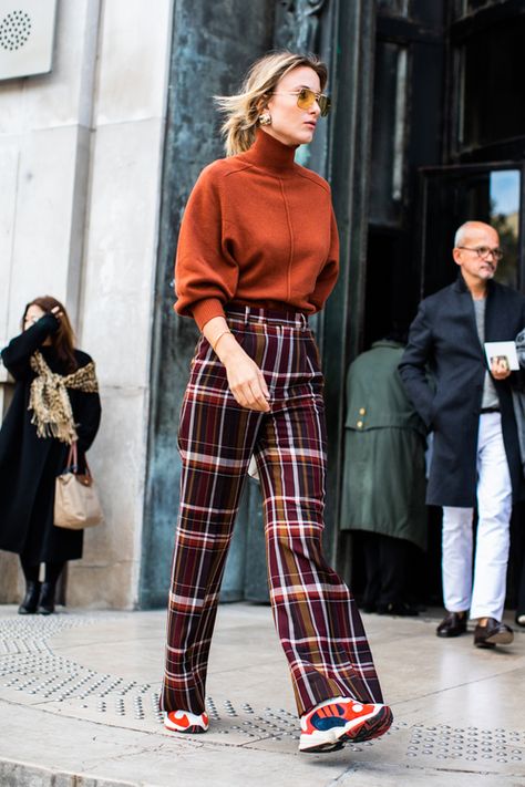 Vogue Street Style, Adidas Street Style, Chess Pattern, Plaid Pants Outfit, Looks Adidas, Style Parisienne, Style Casual Chic, Sneakers Street Style, La Fashion Week