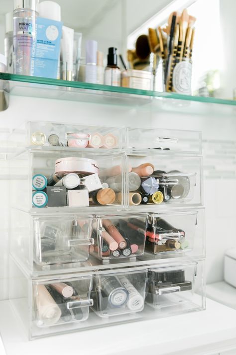 How To Organize Your Beauty Products - Honestly Jamie West Hollywood Apartment, Organization Containers, Clear Containers, Organized Bathroom, In A Perfect World, Deco Studio, Linen Closet Organization, Under Sink Organization, Beauty Organization