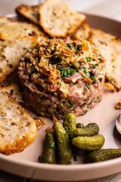 Vegan Steak Tartare, Steak Tartare Recipe, Steak Tartar, How To Make Steak, Tartare Recipe, 21 Dinner, Weeknight Dinner Recipes, So Much Food, Beef Filet