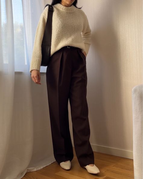 Styling Dark Brown Pants, Brown Shoulder Box Bag For Errands, Winter Casual Brown Shoulder Bag, Dark Brown Bag Outfit, Casual Brown Wide-leg Pants, Casual Brown Winter Bag, Dark Brown Trousers Outfit, Dark Brown Sweater Outfit, Dark Brown Trousers Outfit Women