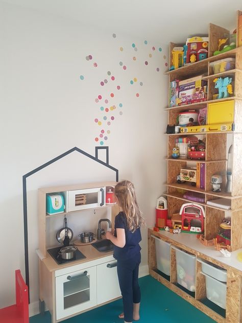 Playroom Ideas Kitchen, Farm Playroom Ideas, Osb Storage, Shelves In Dining Room, Wall Decor Kids Room, Living Room Playroom, Preschool Rooms, Toddler Playroom, Toddler Classroom