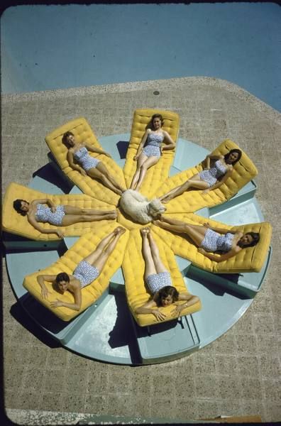 these ladies are totally winning at life. Slim Aarons Photography, Vintage Palm Springs, Dog Lounge, Poolside Furniture, Poolside Glamour, Palm Springs Style, Slim Aarons, Palm Springs California, Marmaris