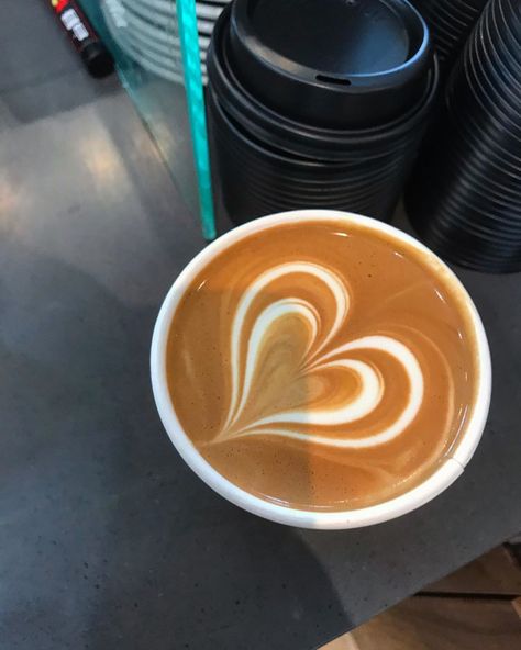 Coffee In A Cup, Cappuccino Art, Egret White, Cafe Barista, Coffee Latte Art, Coffee Board, Coffee In The Morning, Pretty Coffee, Heart Coffee