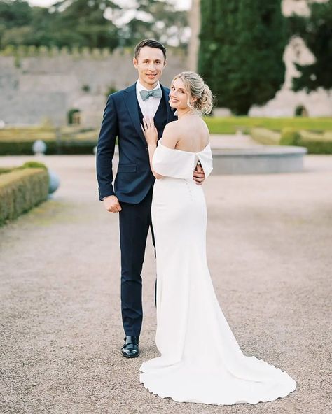 💚🌼 Timeless, elegant and stunningly sentimental! It was a global affair at Castlemartyr Resort in Cork as Caitlin and Chris were joined by loved ones from countries far and wide. The bride adores the colour green so it informed the aesthetic of their family-focused celebration including the invites with delicate illustrations, the lush foliage and the gorgeous emerald bridesmaid dresses. From the bride's incredible wedding wardrobe, to the ribbons of their handfasting ceremony, the flowers at... Castlemartyr Resort, Emerald Bridesmaid, Handfasting Ceremony, The Colour Green, Wedding Wardrobe, Emerald Bridesmaid Dresses, Green Colors, The Bride, Lush