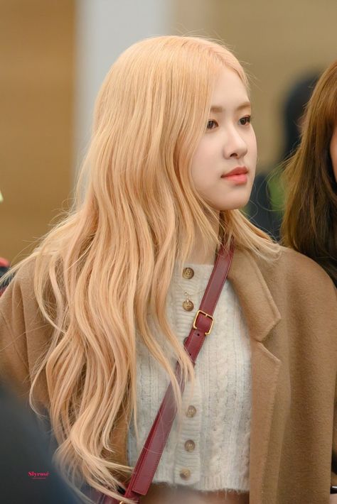 BLACKPINK-Rosé 200113 Incheon Airport to Indonesia Rosé Blonde Hair Blackpink, Rose Hair Blackpink, Airport Hairstyles, Rose Blonde Hair, Rose Hair Color, Rose Blonde, Blonde Hair With Bangs, Rose Blackpink, Rose Hair