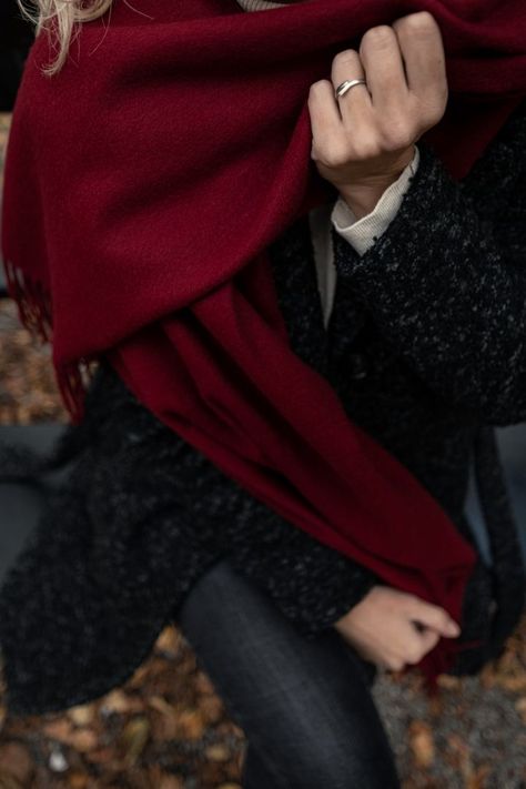 Red Scarf Outfit Winter, Burgundy Scarf Outfit, Tan Coat Outfit, Red Scarf Outfit, Europe Winter Fashion, Red Cashmere Scarf, Scarf Aesthetic, Scarf Outfit Winter, Maroon Scarf