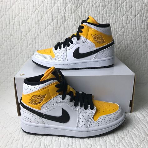 Brand new with box but missing lid. Take a look at the pictures for details. Nike Air Jordan 1 Mid Shoes Women’s SZ 5.5 White/University Gold BQ6472-107 Missing lid. These Nike Air Jordan 1 Mid Shoes in women's size 5.5 feature a lace-up closure and a mid-top shoe shaft style. The design includes accents of patent leather and a logo, with a color scheme of white, black, and university gold. Made of leather with a foam insole for comfort, these sneakers are suitable for activewear and casual occasions. A stylish choice for sports enthusiasts and fans of the Air Jordan brand.