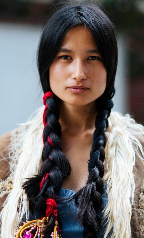 Native Hairstyles, Native American Braids, Native American Hair, American Hairstyles, Native American Peoples, Pow Wow, Native American History, American Beauty, 인물 사진