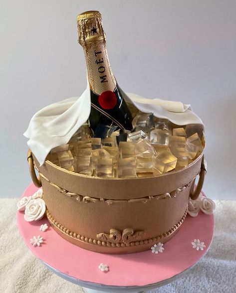 Champagne Cake Design, Champagne Birthday, Champagne Cake, Special Occasion Cakes, Occasion Cakes, Food Dessert, Cake Art, 21st Birthday, Birthday Decorations