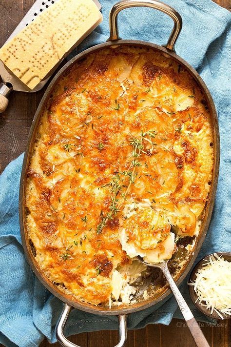 This is the best easy Garlic Parmesan Au Gratin Potatoes recipe, it even rivals the Pioneer Woman! With plenty of cheesy goodness, thinly sliced potatoes and garlic, how could you go wrong?? #augratinpotatoes #easysidedishrecipes #homemadeinthekitchen Potatoes Parmesan, Thanksgiving Vegetarian, Au Gratin Potatoes, Au Gratin Potato Recipes, Gratin Potatoes, Au Gratin Recipes, Kitchen Confidential, Holiday Sides, Holiday Dishes