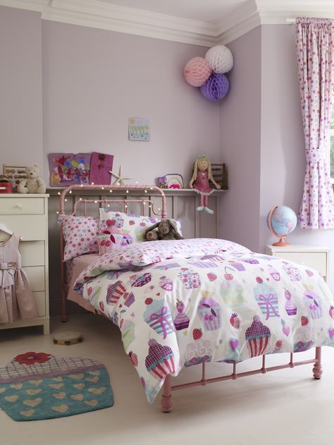 Cupcake bedding, what more could your little one want? #kids #bedding #cupcakes #pink Cupcake Bedroom, Cupcakes Pink, Bedroom Theme, Muffin Cupcake, Kids Bedrooms, Themed Room, Bedroom Themes, Kids Bedding, Kids Cake