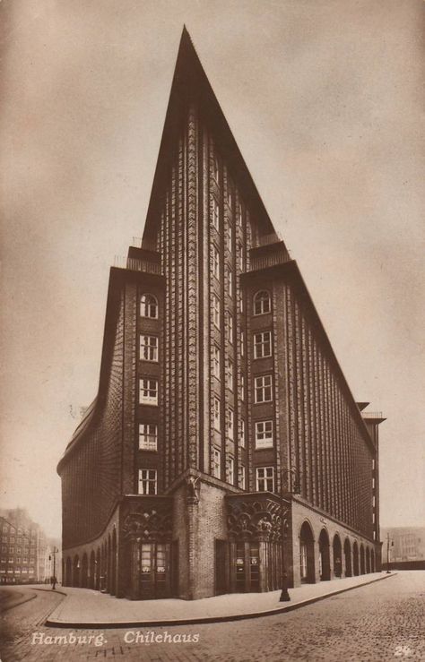 Expressionist Architecture, Hans Poelzig, Expressionism Architecture, Architecture Antique, German Architecture, Concrete Houses, Modern Villa Design, German Expressionism, Art Deco Buildings