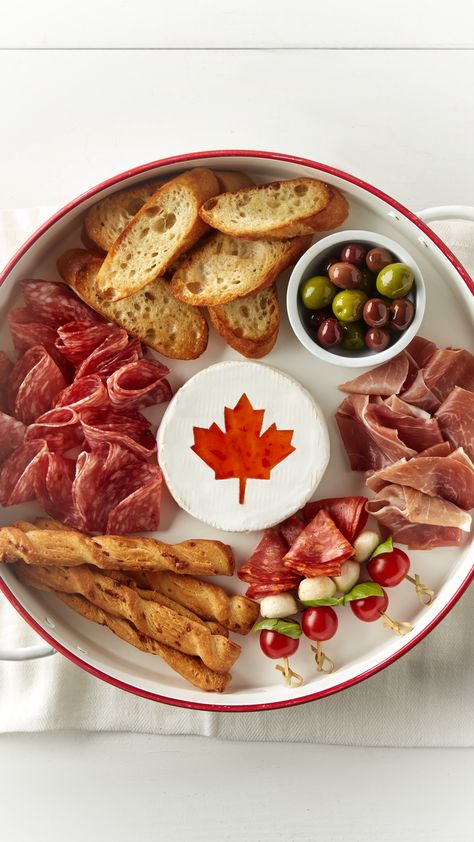 Your Canada Day celebrations just got more flavourful with mouth-watering San Daniele® Prosciutto, Mastro® Genoa Salami, olives and the most delicious brie cheese. This is a winning combination for all those looking to enjoy a simple but delicious snack in the great outdoors this holiday! Canada Day Birthday Party Ideas, Canada Day Charcuterie Board, Canada Day Ideas, Canada Day Appetizers, Canada Day Food, Deli Board, Build A Charcuterie Board, Sandwich Catering, Happy Birthday Canada