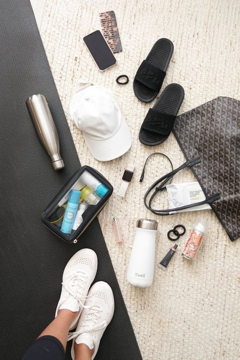 Gym Bag Essentials Women, Apl Sneakers, Fitness Essentials, Body Wipes, Gym Bag Essentials, Dior Addict Lip Glow, Gym Essentials, Workout Bags, What In My Bag