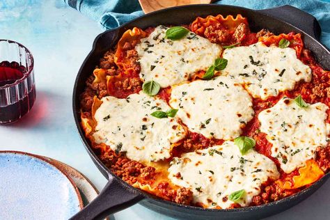 This skillet lasagna recipe will meet all the comfort food cravings of the classic layered pasta dish without all the mess and fuss. Skillet Lasagna Recipe, Layered Pasta, Pepperoni Chicken, Skillet Lasagna, Traditional Lasagna, Homemade Lasagna, One Pot Pasta, Lasagna Recipe, Ground Beef Recipes