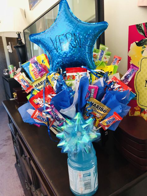 Senior night gift, Gatorade candy bouquet Senior Night Gift Ideas For Track, Soccer Candy Bouquet, Volleyball Candy Bouquet, Gatorade Candy Bouquet Diy, Gatorade Gift Ideas, Senior Night Candy Bouquet, Senior Night Gifts Wrestling, Basketball Candy Bouquet, Bottle Candy Bouquet