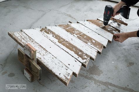 attaching angled boards for a reclaimed wood Christmas tree / funkyjunkinteriors.net Pallet Wood Christmas Tree, Pallet Wood Christmas, Diy Reclaimed Wood, Pallet Christmas Tree, Pallet Christmas, Old Fences, Porch Christmas, Wood Christmas Tree, Christmas Wood Crafts