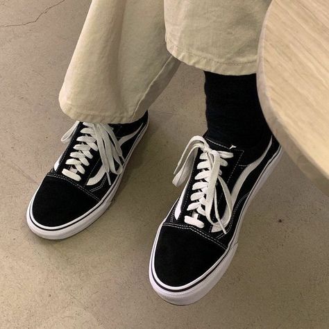 Vans Aesthetic, Vintage Socks, Vert Turquoise, Black Men Street Fashion, Vans Style, Shades Of Beige, Men Fashion Casual Outfits, Black Culture, Vans Old Skool Sneaker