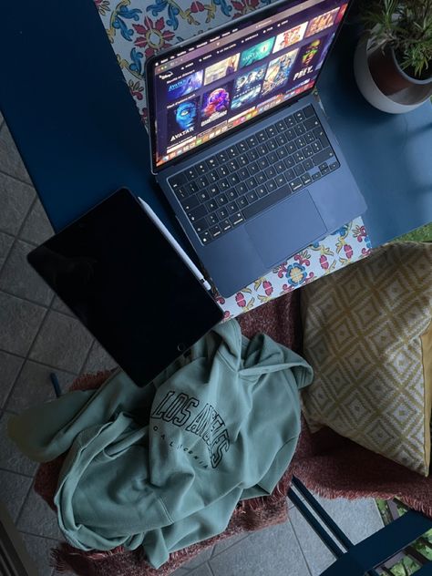 Mac Air M2, Midnight Macbook Air Aesthetic, Macbook Midnight Aesthetic, Midnight Macbook Air, Macbook Air Midnight, Macbook Midnight, Midnight Macbook, Macbook Air M2 Midnight, Aesthetic Evening