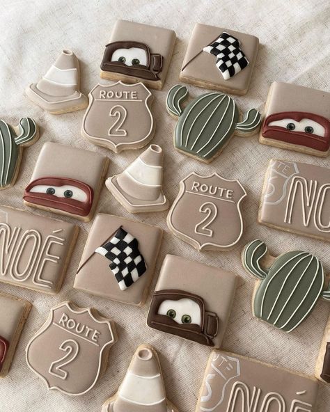 Jami Lee - Sweet Life Co. | Cars themed minis 🏁 | Instagram Cars Decorated Cookies, Cars Cookies Disney, Lightning Mcqueen Cookies, Pastel Cars, Cars Themed Party, Cars Cookies, Car Themed Wedding, Truck Cookies, Car Cookies