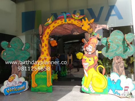 Jungle theme gate decoration Jungle Theme Ideas For Preschool, Jungle Theme For School, Birthday Decoration Jungle Theme, Jungle Theme Board Decoration, Birthday Gate Decoration, School Gate Decoration Ideas, Jungle Theme School Decorations, Jungle Theme Classroom Preschool, Jungle Theme Party Ideas