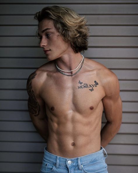 Blonde Hair And Tan Skin, Brandon Nevarez, Blonde Dude, Skater Hairstyles, Skater Style Men, Images Terrifiantes, Surfer Guys, Surfer Hair, Aesthetic Men