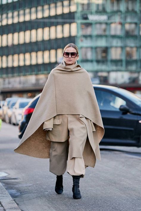 Copenhagen Fashion Week Street Style, Copenhagen Street Style, Cape Fashion, Street Style Fall, Outfit Oversize, Fashion Week Outfit, Copenhagen Fashion, Fashion Street Style, Copenhagen Style