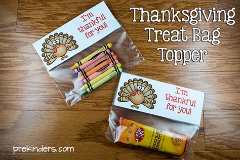 These Thanksgiving treat bag toppers are a fun, simple gift to put together for your students, kids, friends, or for a party. A simple gift for classes, ... Free Printable Thanksgiving, Thanksgiving Gift Tags, Thanksgiving School, Teachers Thanksgiving, Free Thanksgiving Printables, Thanksgiving Classroom, Thanksgiving Favors, Treat Bag Toppers, Thanksgiving Preschool