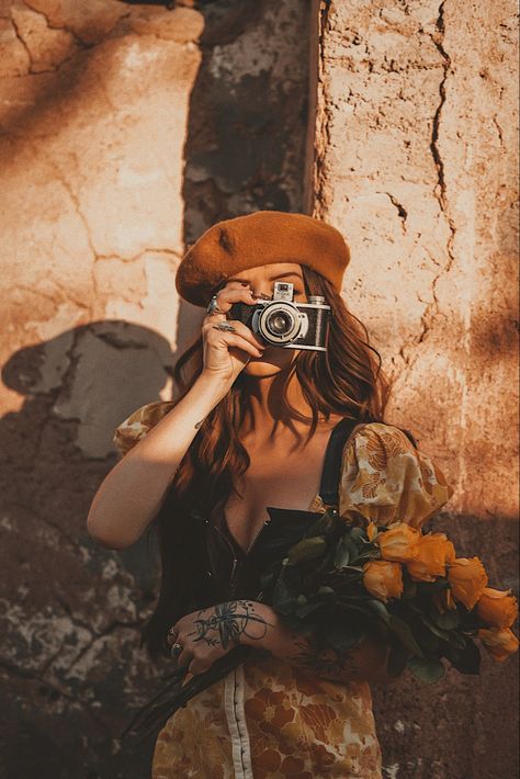 Boho Birthday Photoshoot Ideas, Vintage Camera Photoshoot, Vintage Poses Photography, Fall Aesthetic Photoshoot, Styled Photoshoot Ideas, Vintage Feminine Aesthetic, Coffee Pose, Vintage Photoshoot Ideas, Tumblr Photoshoot