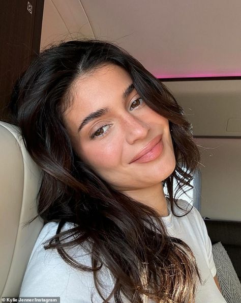 Jenner flashed a cheerful smile towards the camera and flaunted her natural makeup look as she relaxed inside a plane Kylie Jenner Face, Kylie Jenner Icons, Looks Kylie Jenner, Kylie Jenner Look, Kylie Jenner Lipstick, Kylie J, Kylie Jenner Makeup, Jenner Sisters, Kylie Jenner Outfits