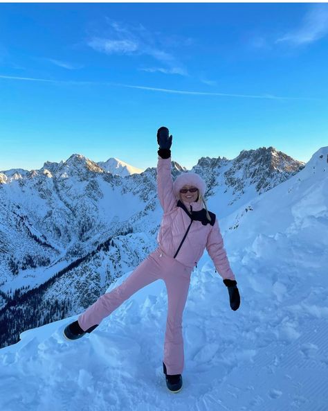 Pink Ski Outfit, Hiking Outfits Winter, Utah Ski Trip, Skiing Aesthetic Outfits, Ski Trip Aesthetic, Barbara Kristoffersen, Ski Fits, Skiing Locations, Ski Trip Outfit