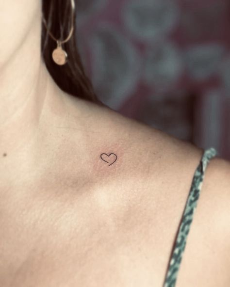 Open Heart Tattoo On Collar Bone, Infinity Tattoo On Collar Bone, Heart Tattoo On Collar Bone Simple, It Ends With Us Heart Tattoo, It Ends With Us Tattoo Ideas, Ends With Us Tattoo, It Ends With Us Tattoo, Open Heart Tattoo, Piercing Inspiration