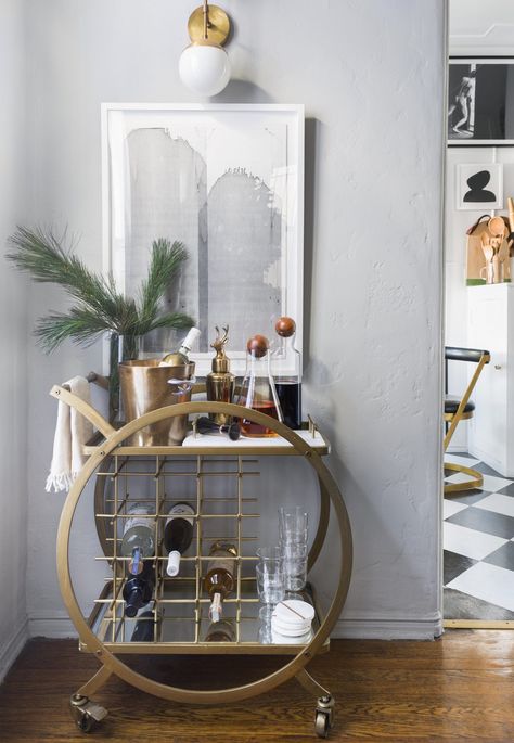 Gold Bar Cart Styling, Checkered Floor, Emily Henderson Design, Gold Bar Cart, Vase Transparent, Bar Cart Styling, Bar Cart Decor, Emily Henderson, Contemporary House Design