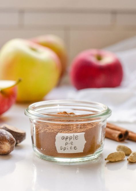 A small jar of homemade apple pie spice blend with spices, apples, and a linen napkin around it. Apple Pie Spice Recipe, Apple Pie Bars Recipe, Apple French Toast Casserole, Pie Bars Recipe, Pumpkin Pie Spice Recipe, Pie Spice Recipe, Diy Apple, Apple Pie Bars, Warm Desserts