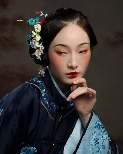 Make Carnaval, Chinese Aesthetic, Geisha Art, Human Reference, Face Photography, Character Poses, Hair Reference, Portrait Inspiration, Interesting Faces