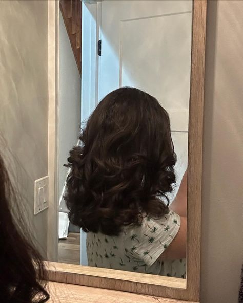 Different Layered Haircuts Medium, Layers In Short Curly Hair, 90s Blowout Dark Hair, Root Perm For Volume, 90s Lob Haircut Brunette, Short Brown Hair Wavy, Wedding Fits For Guests, Blowout Shoulder Length Hair, Bouncy Blow Dry Short Hair