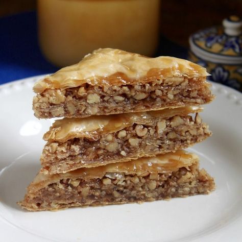 Honey Walnut Baklava #baklava Walnut Baklava, Baklava Recipe Easy, Baklava Recipe, Pane Dolce, Honey Walnut, Brownie Desserts, Greek Desserts, Phyllo Dough, Oreo Dessert