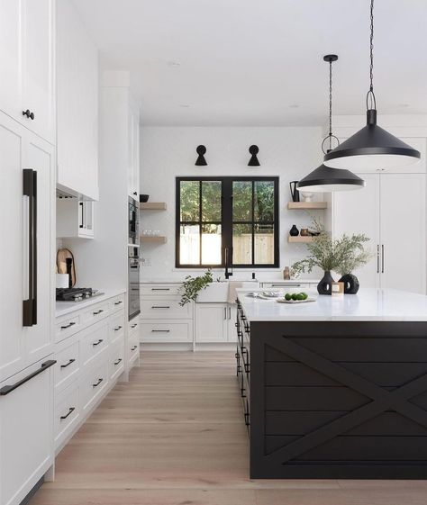 White Farmhouse Kitchen Decor, Modern Hamptons Kitchen, Black And White Farmhouse Kitchen, Warm Wood Floors, White Cabinets Black Countertops, Black And White Cabinets, White Farmhouse Kitchen, Black And White Farmhouse, Farmhouse Kitchen Decor Ideas