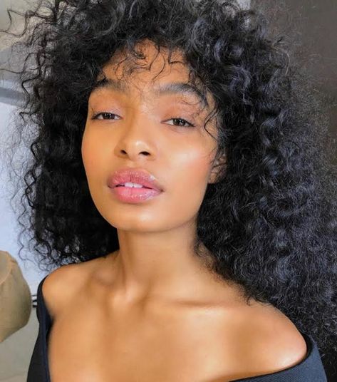 yara shahidi celebrities no makeup Yara Shahidi Style, Party Make-up, Yara Shahidi, Wispy Bangs, Perfect Skin, Girls Makeup, Hair Inspo, Curly Hair, African American