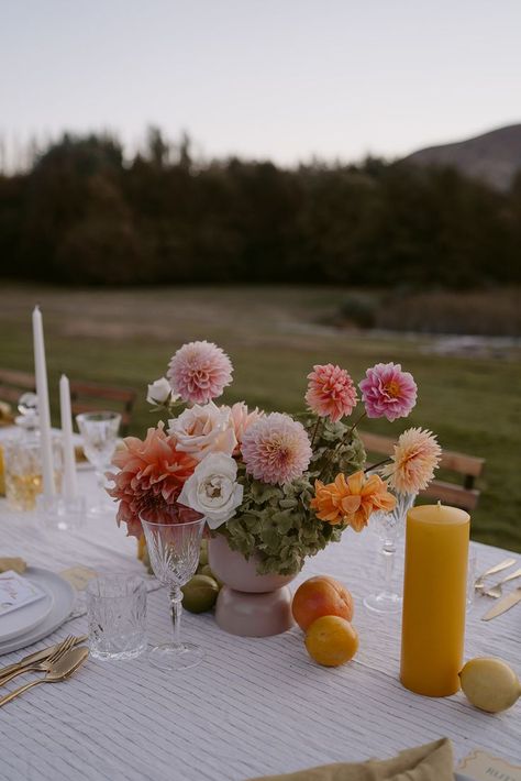 Floral Table Cloths Wedding, Wedding Flowers Minimal, Citrus Wedding Table Decor, Wedding Table Fruit, Italian Wedding Vibes, Quirky Wedding Decor, Warm Color Wedding, Orange Pink Party, Fruit Wedding Decor