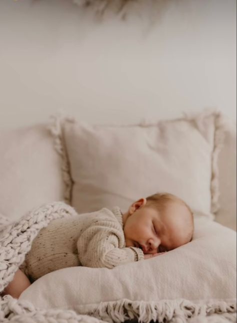 Snuggle Me Photoshoot, Beige Newborn Photography, Newborn Arrival Pictures, Newborn Photos On Bed, Cozy Home Newborn Photos, Moses Basket Newborn Photos, 6 Week Old Baby Photography, In Home Newborn Photoshoot, Newborn Flatlay