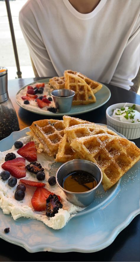 Two dishes of fresh waffles served with whipped cream, syrup, strawberries, blueberries, and blackberries. Breakfast Dates Aesthetic, Nyc Date Aesthetic, Softlaunch Ideas, Breakfast Date Aesthetic, Brunch Date Aesthetic, Menu Cafeteria, Waffles Aesthetic, Breakfast Dates, Food Date