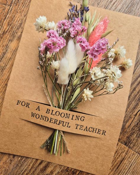 Teacher Gratitude Gifts ✨️ Firstly, how is it July 1st? This simply means we are almost at the end of another school year, so as a way of showing our appreciation and gratitude to our teachers, we have some blooming beautiful gifts available ! Prices are listed below, with P&P if needed at £3.69 ✨️ Simply message me to place your order ✨️ 'For a Blooming Wonderful Teacher' card £8.50 'Thank you for helping me grow' flower bar £14.95 'Best Teacher Ever' pink bouquet £12 'Best Teacher Ever'... Back To School Bouquet, Flower For Teacher, Flower For Teachers Day, Diy Gifts For Teachers Appreciation, Flowers For Teachers Gifts, Diy Flower For Teachers Day, Teacher Flower Gifts, Teachers Gifts End Of Year, Flowers For Teachers