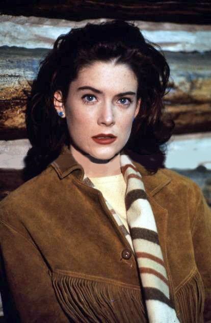 Lara Flynn Boyle. Lara Flynn Boyle Twin Peaks, Lara Flynn Boyle 90s, Donna Hayward, Lara Flynn Boyle, Twin Peaks Fashion, Twin Peaks 1990, Twin Peaks Art, Sea Hag, Fire Walk With Me