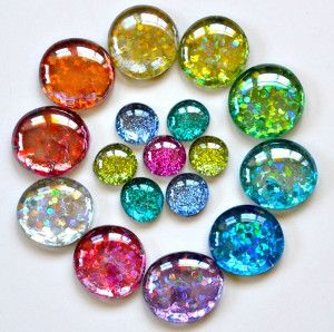 Mesmerizing Magnets look like they're challenging, but they're really simple kids' crafts. These would be great for holding up artwork and grades on the fridge! Glitter Magnets, Diy Crafts For Teens, Glass Magnets, Gem Crafts, Gem Art, Diy Glitter, Vbs Crafts, Glitter Crafts, Glitter Diy