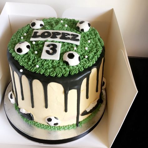 Luv2bake on Instagram: “A cake for a 3 year old who is a football fanatic. Vanilla sponge with vanilla bean buttercream and strawberry jam. Covered in buttercream…” Buttercream Football Cake, Football Cakes For Boys, Football Cake Design, Football Themed Cakes, Football Cakes, Sports Cake, Vanilla Bean Buttercream, Soccer Cake, Berry Tart