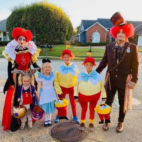 DIY Family Halloween costumes Alice in wonderland awesome family of 6 Halloween Costumes Alice In Wonderland Diy, Family Costumes For 6 Halloween, Circus Family Costume Halloween, Alice In Wonderland Family Costume Ideas, Halloween Family Of 6 Costumes, Alice In Wonderland Costume Family, Family Of 7 Halloween Costumes, Costume Ideas Alice In Wonderland, Alice In Wonderland Family Costumes