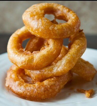 5 Golden rings! Fried Onion Rings Recipe, Battered Onion Rings, Beer Battered Onion Rings, Onion Rings Recipe, Homemade Fries, Beer Battered, Food Lab, Beer Batter, Onion Recipes